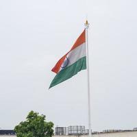 drapeau indien flottant, drapeau indien le jour de l'indépendance et le jour de la république de l'inde, agitant le drapeau indien, har ghar tiranga photo