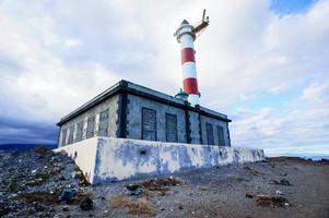 phare en bord de mer photo