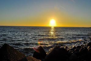 coucher de soleil au bord de la mer photo