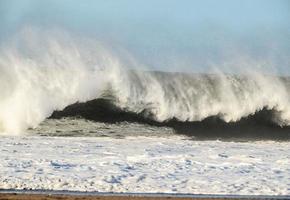 énormes vagues de la mer photo