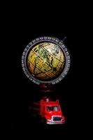 globe sur un camion jouet photo