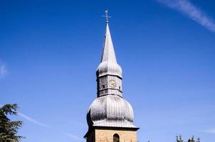 clocher de l'église sous le ciel bleu photo