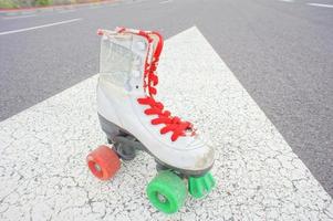 patineur à roulettes sur la route photo