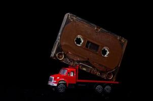 Vieille cassette sur un camion jouet photo