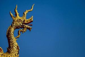 sculpture de dragon sous le ciel bleu photo