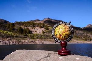 globe sur un rocher photo