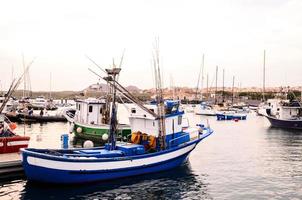 bateaux de pêche dans le port photo