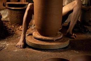 le processus de formation de l'artisanat traditionnel de la poterie, situé à kasongan, yogyakarta, indonésie photo