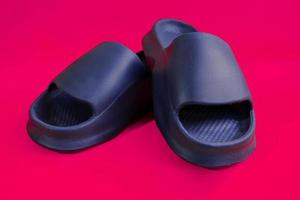 chaussons en caoutchouc pour hommes isolés sur fond magenta photo