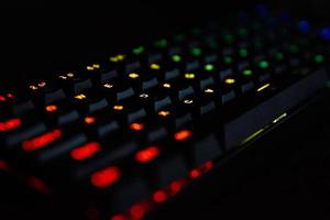 clavier de jeu rvb sur fond sombre photo