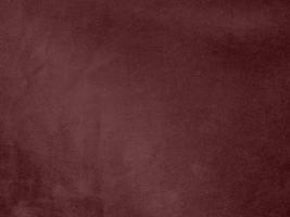 texture de tissu de velours rouge foncé couleur baie d'hiver utilisée comme arrière-plan. fond de tissu rouge de matière textile douce et lisse. il y a de l'espace pour le texte. photo