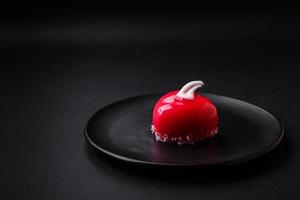 beau gâteau savoureux gâteau au fromage de couleur rouge en forme de coeur photo