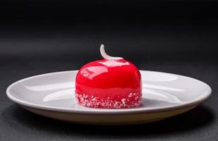 beau gâteau savoureux gâteau au fromage de couleur rouge en forme de coeur photo