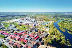 vue aérienne de l'usine de papier moderne de la ville photo