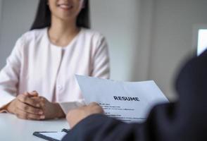 les cadres interrogent les candidats. en se concentrant sur les conseils de rédaction de CV, les qualifications des candidats, les techniques d'entretien et la préparation avant l'entretien. considérations pour les nouveaux employés photo