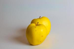 pommes jaunes de la variété Golden Delicious sur fond blanc. le concept de produits respectueux de l'environnement. photo