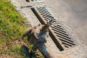 vieux robinet d'eau rouillé sur le fond et les tubes d'approvisionnement en eau. photo