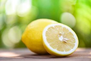 tranche de citron en gros plan et fruit de citron sur fond de nature d'été photo