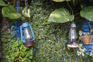 vieille lampe dans le jardin photo