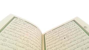 ouvrez les pages du coran avec un fond blanc. sourate al baqarah. lettres arabes. mise au point sélective sur les lettres. al-quran est un livre sacré de conseils islamiques isolés. notion religieuse. photo