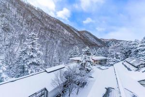 De fortes chutes de neige à heike no sato village dans la préfecture de tochigi, nikko city, japon photo