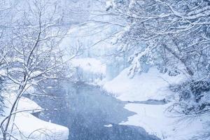 De fortes chutes de neige à la rivière dans le village de heike no sato dans la préfecture de tochigi, la ville de nikko, au japon photo