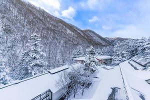 De fortes chutes de neige à heike no sato village dans la préfecture de tochigi, nikko city, japon photo