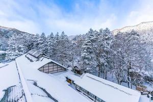 De fortes chutes de neige à heike no sato village dans la préfecture de tochigi, nikko city, japon photo