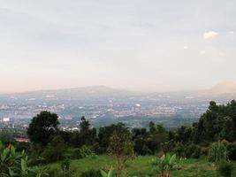 vue du soir depuis le sommet du mont salak, bogor, indonésie photo