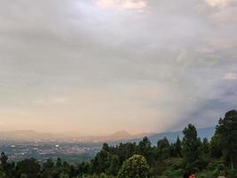 vue du soir depuis le sommet du mont salak, bogor, indonésie photo