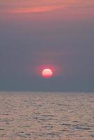 point de vue du paysage pour la conception carte postale et calendrier vague de vent de la mer d'été cool en vacances mer calme zone côtière grand coucher de soleil ciel orange clair heures du soir dorées jour à chonburi thaïlande photo