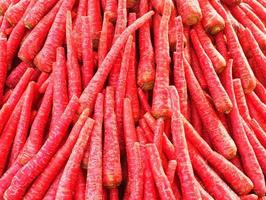 tas de carottes rouges frais bio sain photo