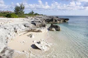 l'île de grand bahama a érodé la côte rocheuse photo