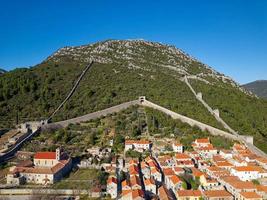 vue aérienne par drone des murs fortifiés de la ville de ston en croatie. tourisme près de la mer adriatique. visites historiques. photo