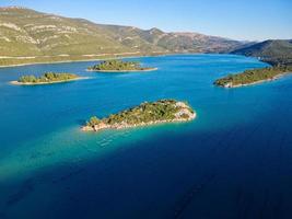 vue aérienne par drone de la baie de mali ston située sur la péninsule de peljesac. fermes ostréicoles dans l'eau de mer turquoise. mélange unique d'eau douce et d'eau de mer. photo