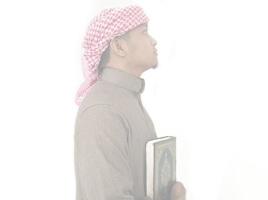 Indonésie. 31 janvier 2023. photo d'un homme lisant un coran prêt pour le ramadan.