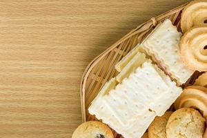 biscuits au beurre dans un bol en bambou photo