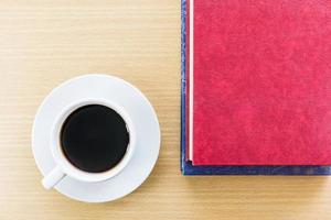 café sur une table en bois photo