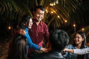 portrait d'amis asiatiques heureux en train de dîner ensemble - jeunes gens grillant des verres à bière dîner en plein air - gens, nourriture, style de vie des boissons, concept de célébration du nouvel an. photo