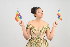 Jeune belle mariée asiatique avec drapeau arc-en-ciel sur fond blanc photo