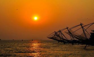 beau coucher de soleil orange sur l'océan, kochi, kerala photo