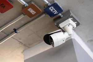 caméra de télévision en circuit fermé cctv blanc de sécurité dans l'immeuble de bureaux. caméra de vidéosurveillance blanche sur un corps blanc. photo