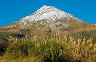 mont taranaki ou mont egmont la montagne emblématique de la région ouest de l'île du nord, nouvelle plymouth, nouvelle-zélande. photo