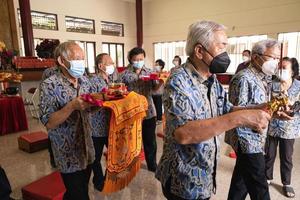 bandung, indonésie, 2020 - les bouddhistes prient avec les moines tout en donnant l'offrande devant l'autel photo