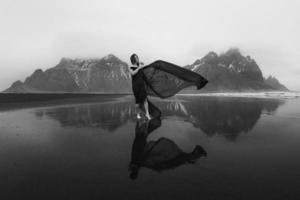 modèle en robe élégante sur la photographie panoramique monochrome de la plage venteuse photo