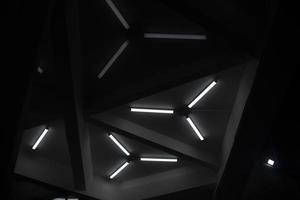 lampes triangulaires au plafond. architecture moderne. conception légère. photo