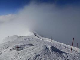 piste de ski entrant dans le nuage de neige photo