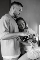 tôt le matin la mariée et le marié à la maison dans la cuisine photo