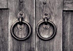 ancienne porte en bois avec des anneaux de heurtoir de porte photo