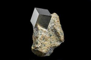 pierre minérale macro pyrite sur fond noir photo